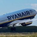 teroare intr un avion spre munchen un geam s a spart in timpul zborului din cauza unei defectiuni la motor iar un pasager a fost ranit