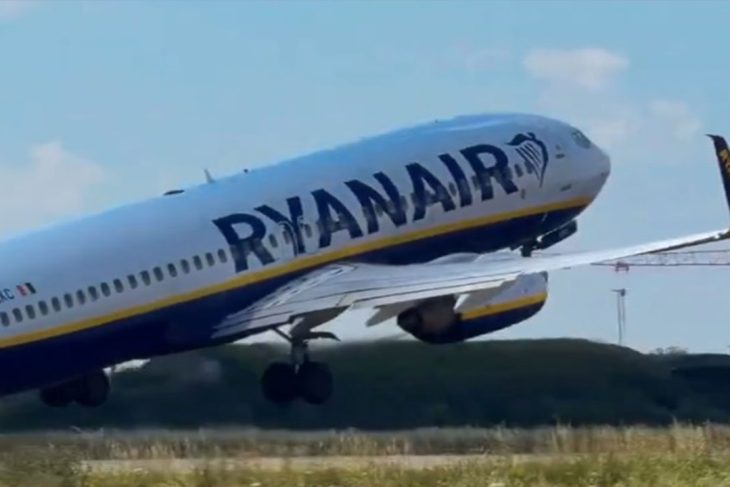 teroare intr un avion spre munchen un geam s a spart in timpul zborului din cauza unei defectiuni la motor iar un pasager a fost ranit