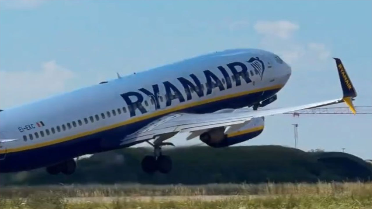 teroare intr un avion spre munchen un geam s a spart in timpul zborului din cauza unei defectiuni la motor iar un pasager a fost ranit