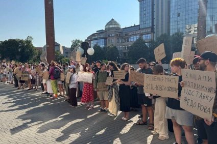 Val de proteste în Ucraina după demiterea ministrului Apărării. Manifestanții îi cer lui Zelenski să retragă decizia.