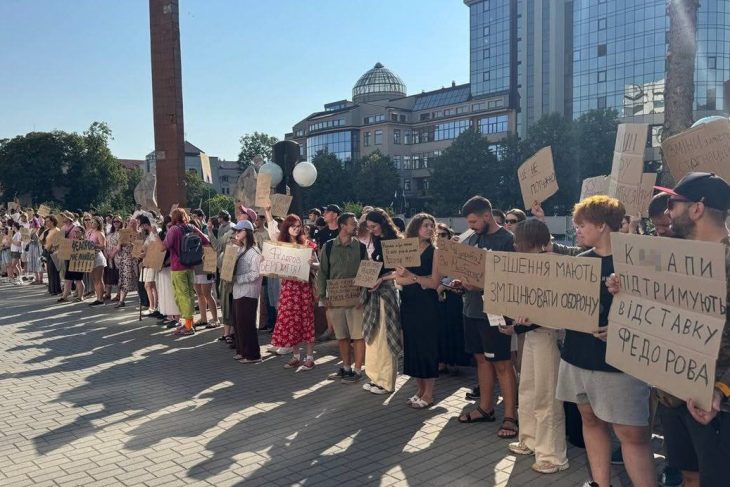 val de proteste in ucraina dupa demiterea ministrului apararii manifestantii ii cer lui zelenski sa retraga decizia