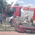 video accident in cluj o masina s a rasturnat pe un drum echipele de interventie au sosit la locul incidentului iar doi oameni sunt evaluai medical