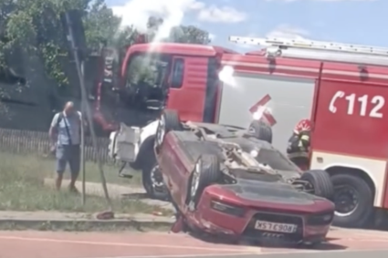 VIDEO. Accident în Cluj! O mașină s-a răsturnat pe un drum: Echipele de intervenție au sosit la locul incidentului, iar doi oameni sunt evaluați medical.