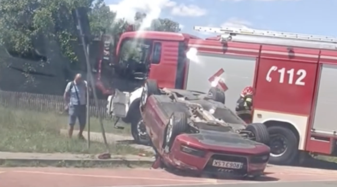 video accident in cluj o masina s a rasturnat pe un drum echipele de interventie au sosit la locul incidentului iar doi oameni sunt evaluai medical