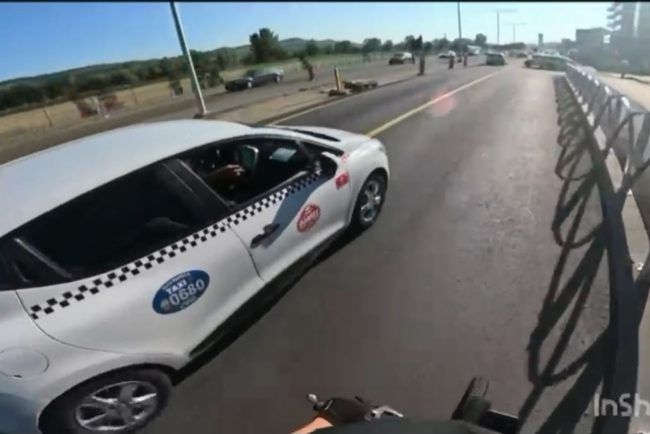 video conflict in trafic la cluj un taximetrist a cerut unui biciclist sa circule pe un trotuar in constructie inca o lectie educativa in trafic