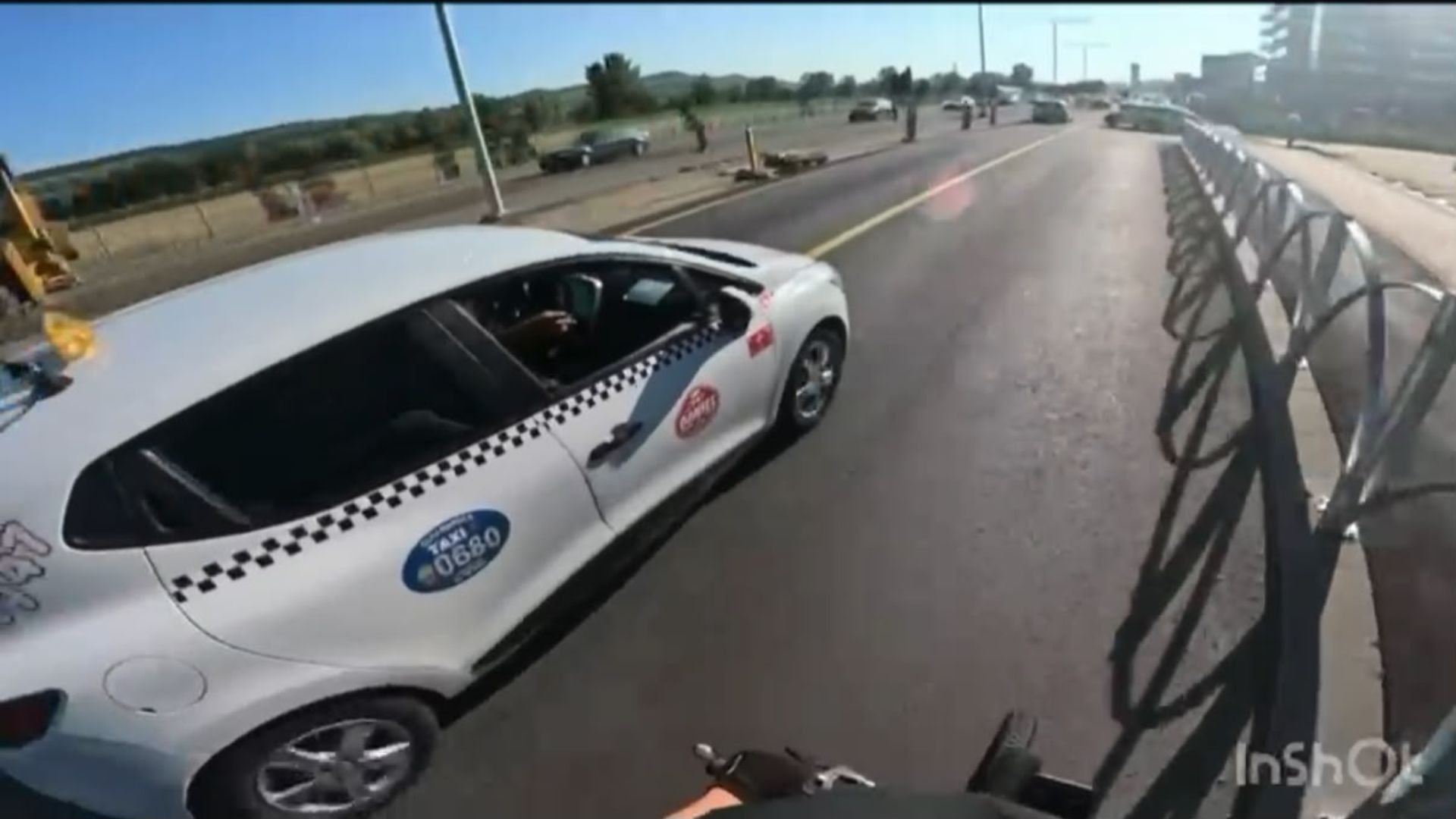 video conflict in trafic la cluj un taximetrist a cerut unui biciclist sa circule pe un trotuar in constructie inca o lectie educativa in trafic