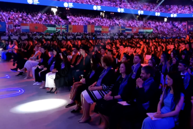 video momente de neuitat la umf cluj parada drapelelor de la btarena a impresionat publicul descopera ce s a intamplat la ceremonia de absolvire