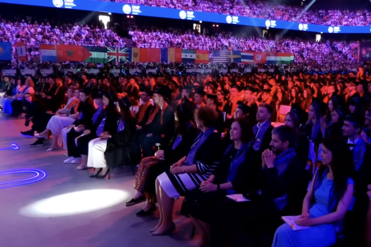 video momente de neuitat la umf cluj parada drapelelor de la btarena a impresionat publicul descopera ce s a intamplat la ceremonia de absolvire