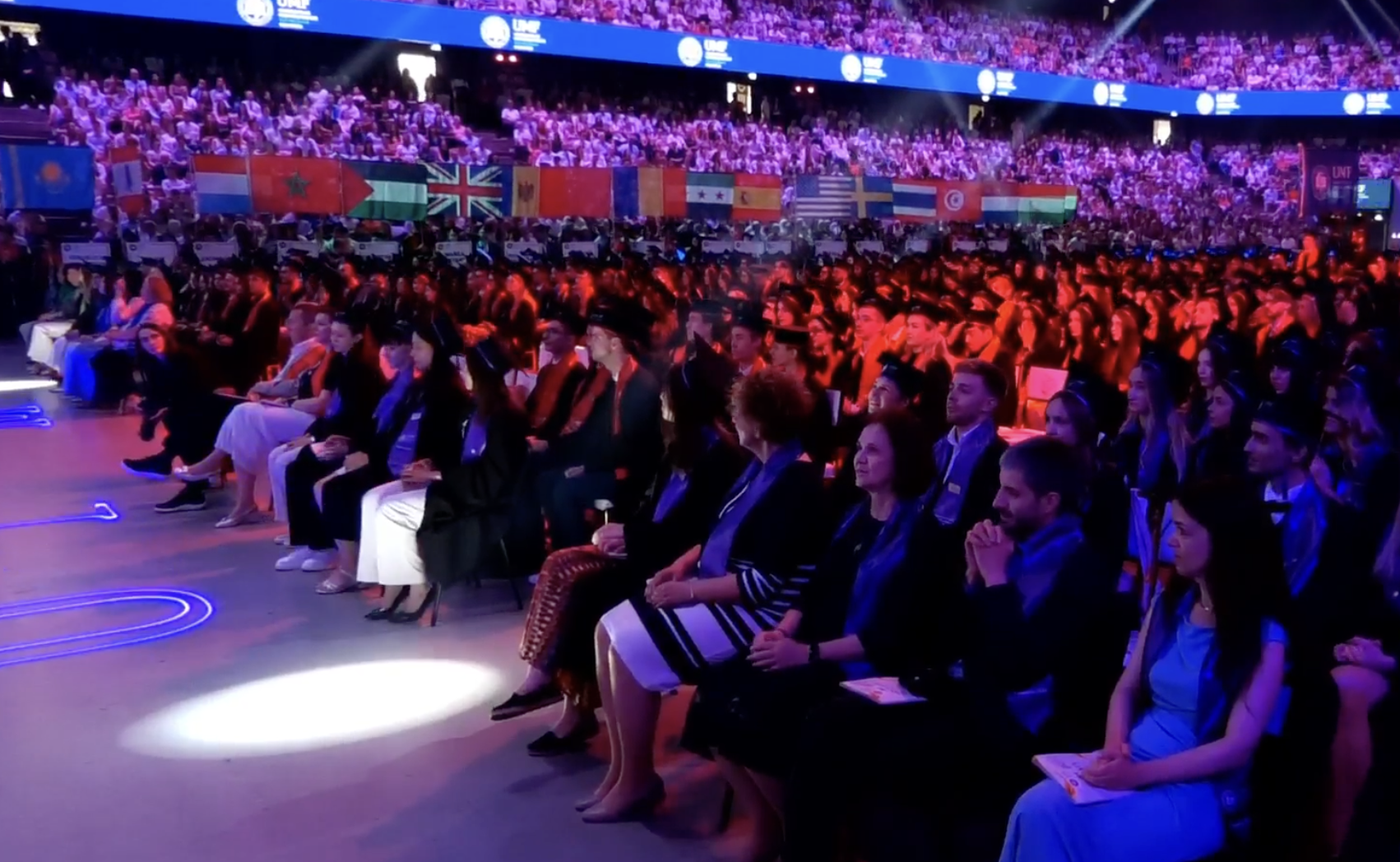 video momente de neuitat la umf cluj parada drapelelor de la btarena a impresionat publicul descopera ce s a intamplat la ceremonia de absolvire