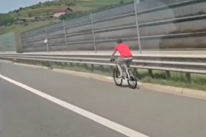 VIDEO. Un clujean și-a construit singur o pistă de biciclete, având în vedere că în Cluj nu sunt foarte multe. Problema? Traseul ales a fost… Autostrada A3!