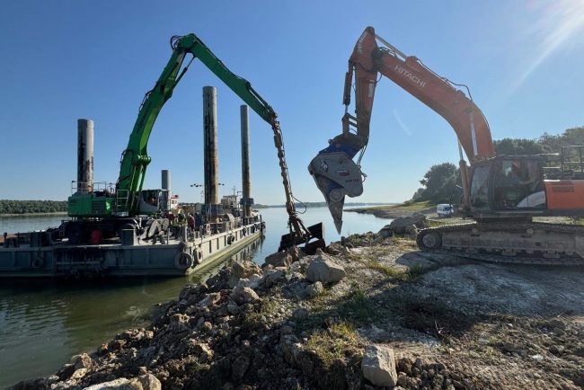 A inceput scufundarea primei barje in Dunare pentru cresterea debitului catre Centrala Nucleara de la Cernavoda