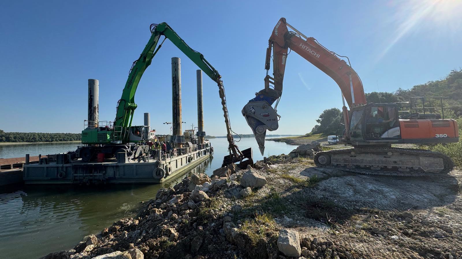 A inceput scufundarea primei barje in Dunare pentru cresterea debitului catre Centrala Nucleara de la Cernavoda