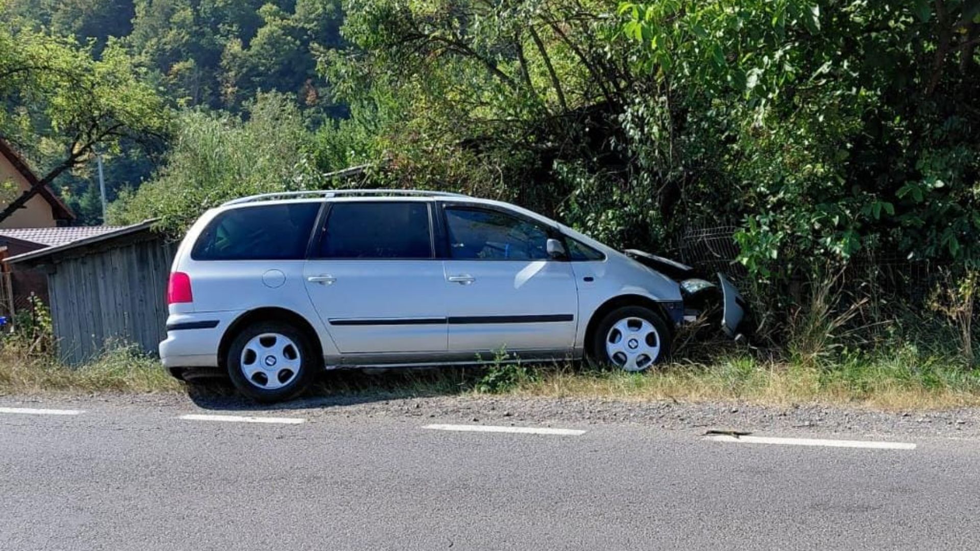 Accident pe DN1 E60 in Cluj Cinci persoane printre care un copil au fost transportate la spital dupa ce vehiculul a iesit de pe drum