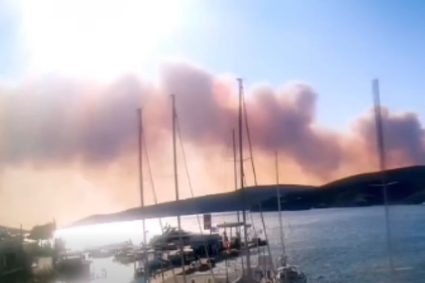 Alertă de incendiu în Grecia: turiști și localnici evacuați în Skyros, mai multe zone sub Cod Roșu.