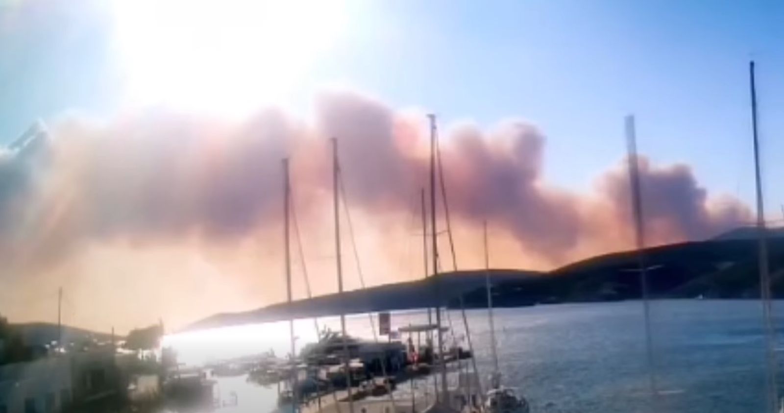 Alert de incendiu n Grecia turiti i localnici evacuai n Skyros mai multe zone sub Cod Rosu