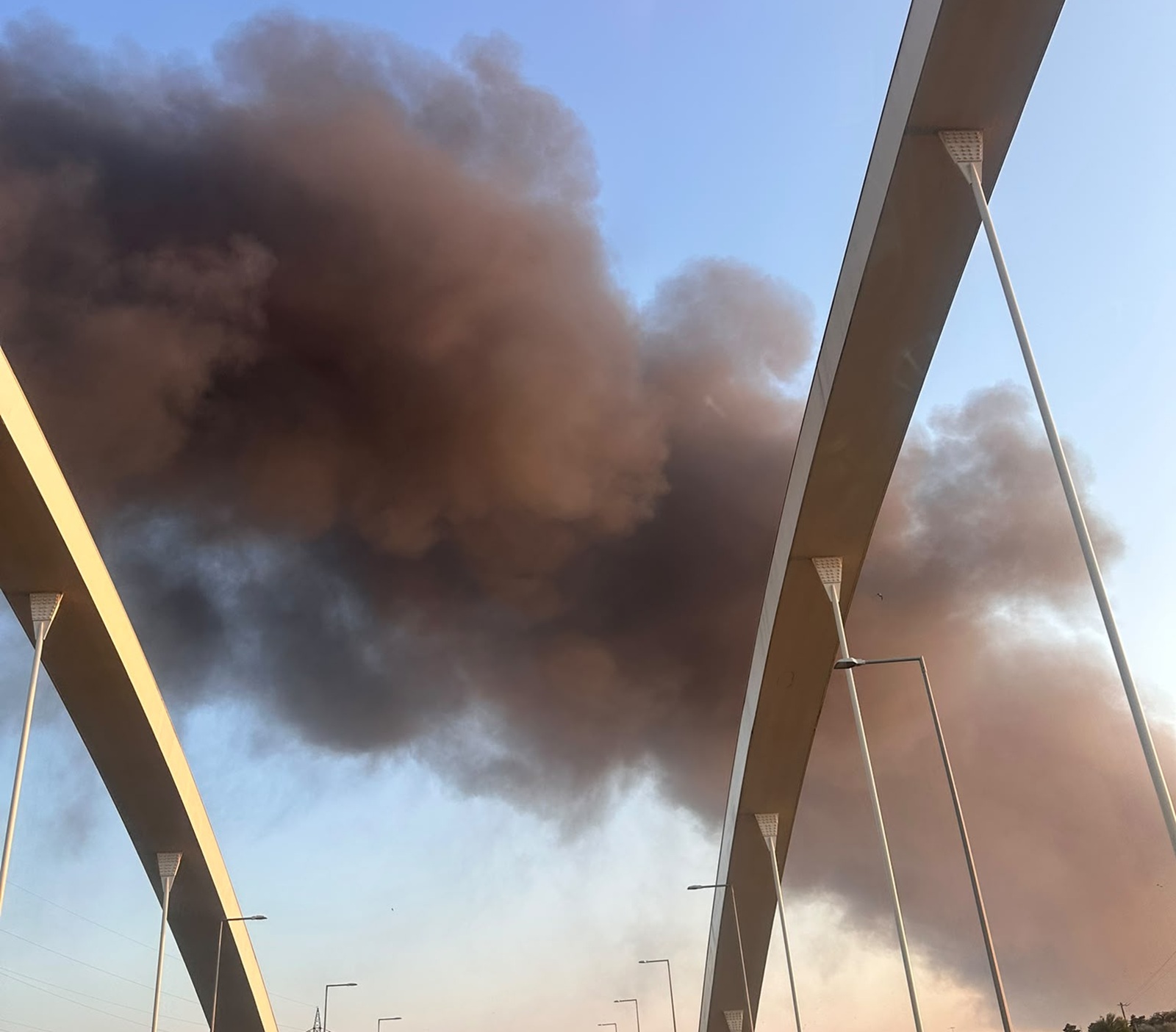 Alert de urgen n Lumina Incendiu de amploare degajari intense de fum i gaze Cetatenii sunt sftuii s evite zona