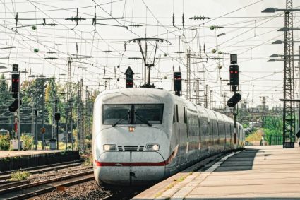 Alertă în gară: Ultimul vagon al unui tren Regio a luat foc. Călătorii au fost evacuați.