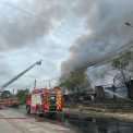 Alerte in Ploiesti Incendiu de mari dimensiuuni la o hala de depozitare a diluantilor Autoritatile au emis un mesaj Ro Alert
