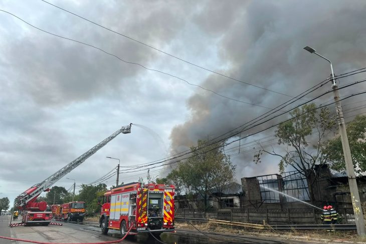 Alerte in Ploiesti Incendiu de mari dimensiuuni la o hala de depozitare a diluantilor Autoritatile au emis un mesaj Ro Alert