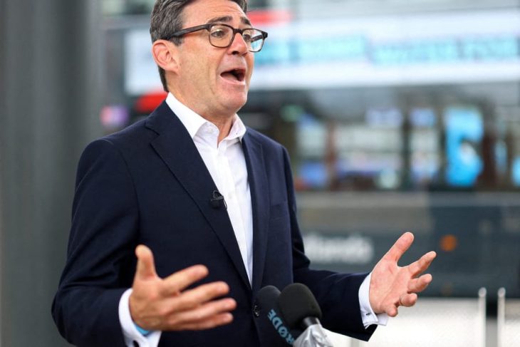 Andy Burnham nu se simte jenat de schimbul de replici cu un imitator al consilierului lui Trump