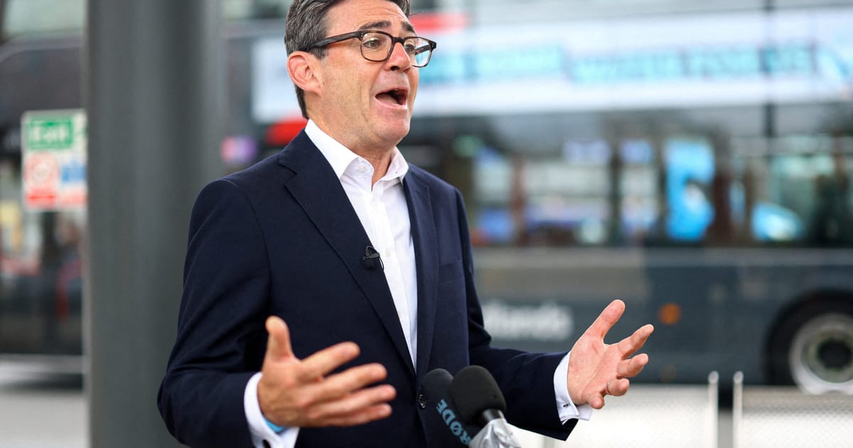 Andy Burnham nu se simte jenat de schimbul de replici cu un imitator al consilierului lui Trump