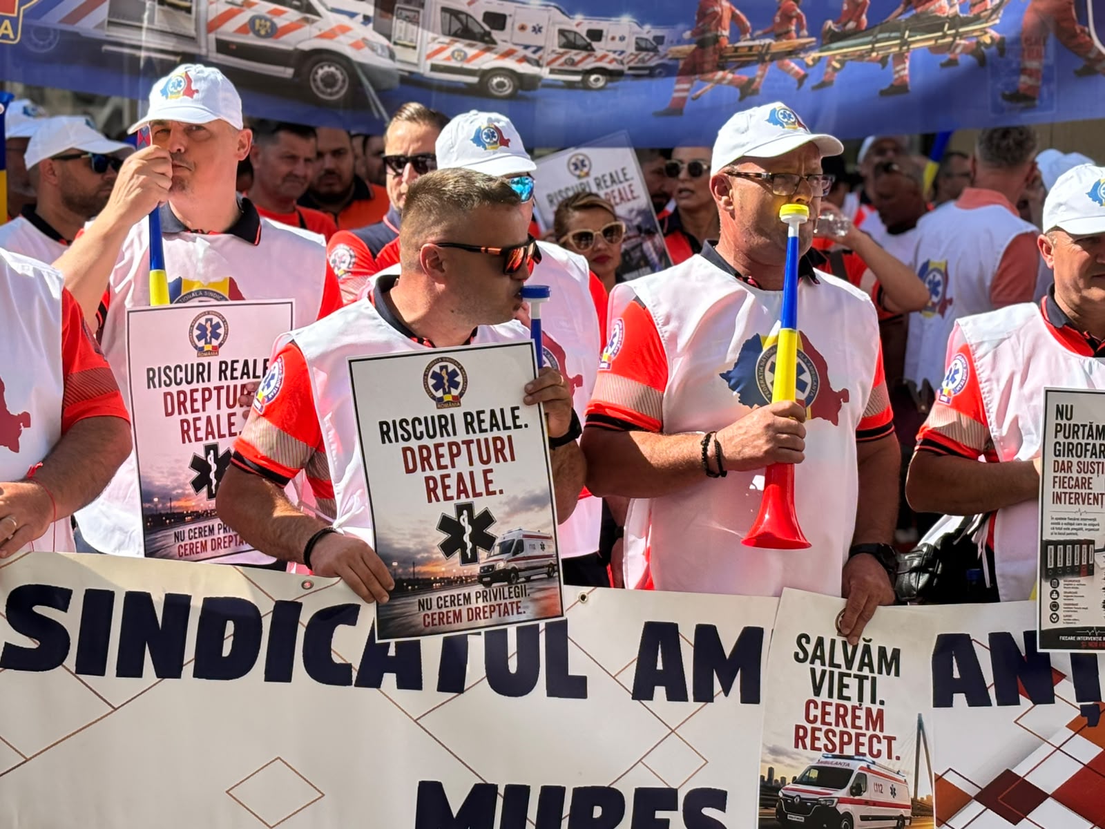 Angajatii de la Ambulanta ameninta cu actiuni radicale Nu suntem ambulanta neagra