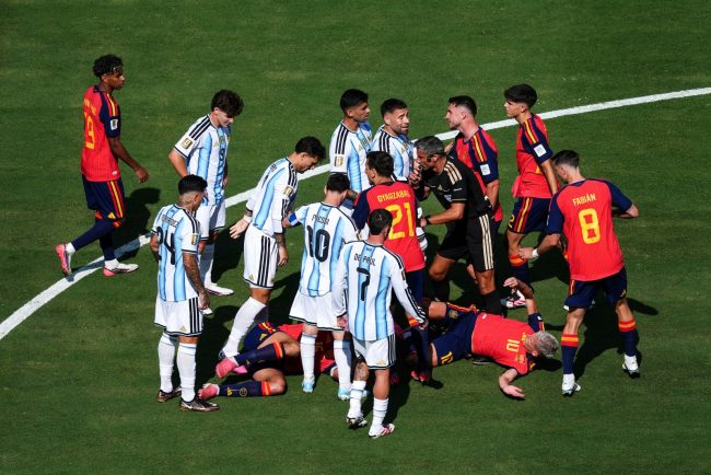 Argentina suporta cheltuieli semnificative din cauza incidentelor de la finala Campionatului Mondial FIFA impune suspendari si amendi de sute de mii de dolari