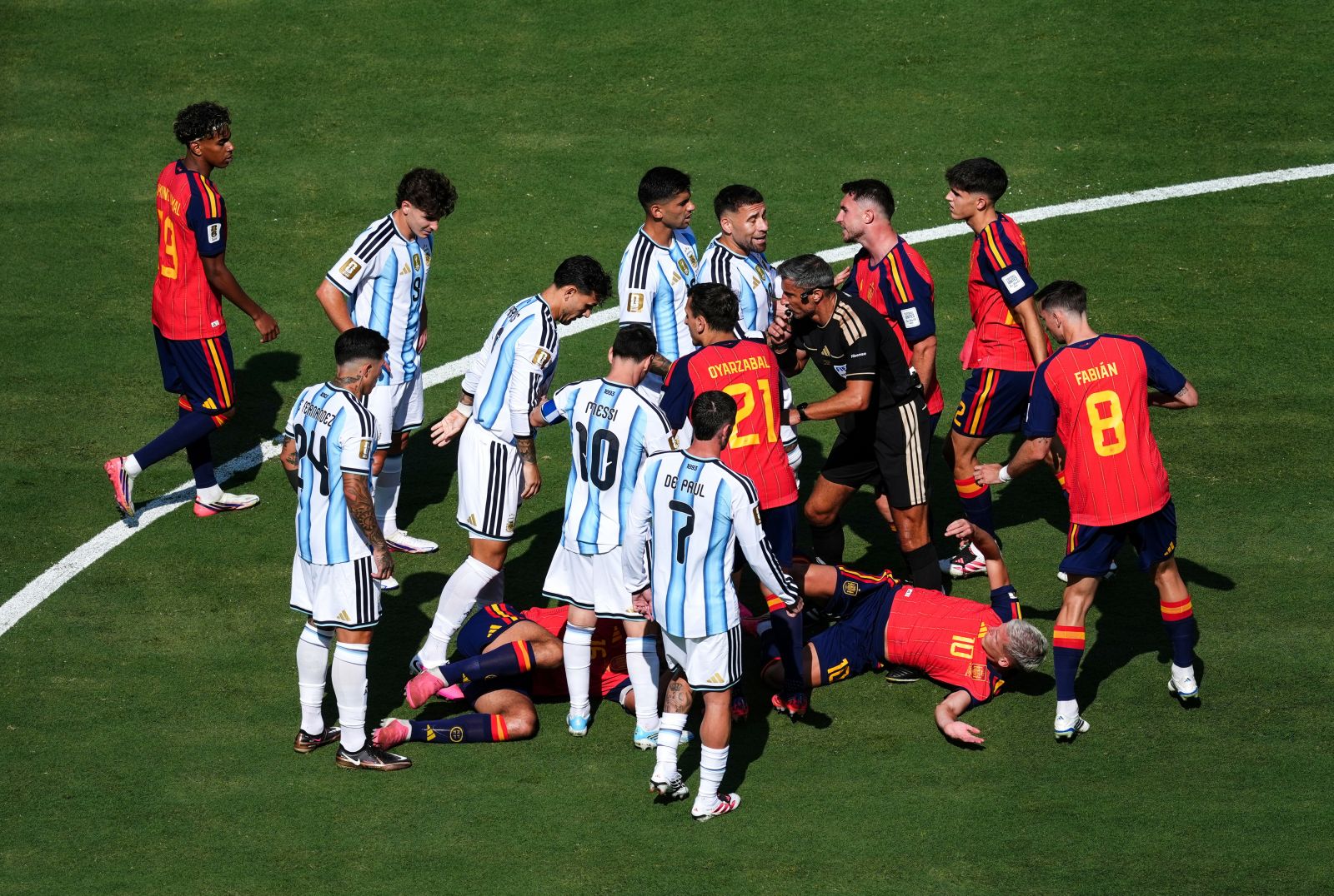 Argentina suporta cheltuieli semnificative din cauza incidentelor de la finala Campionatului Mondial FIFA impune suspendari si amendi de sute de mii de dolari