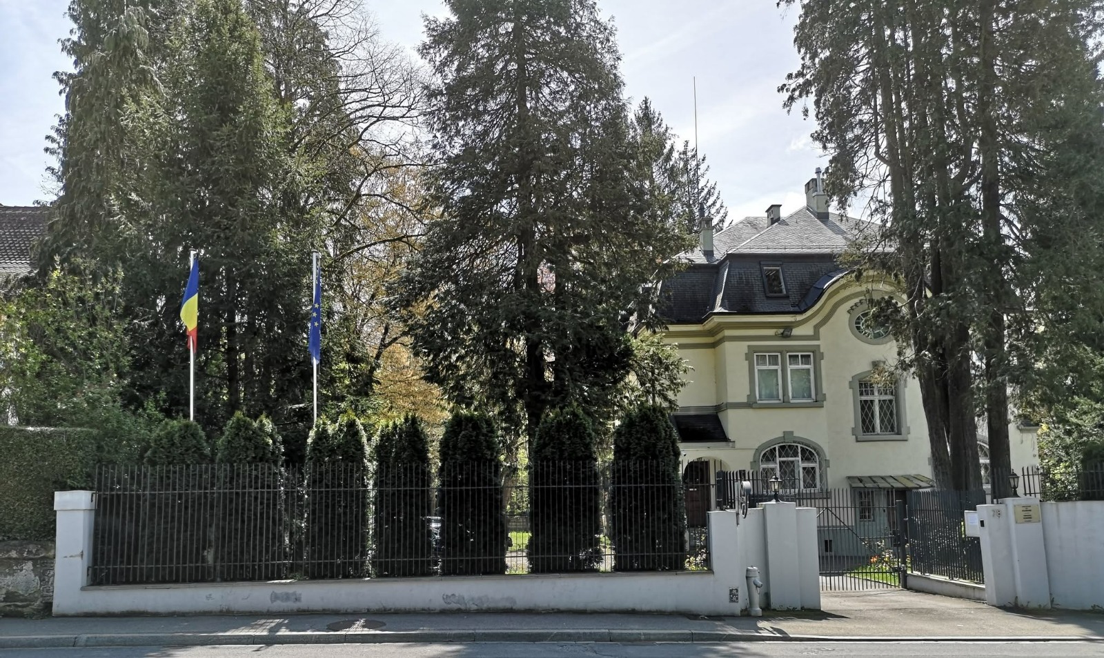 Atac cu un dispozitiv pirotehnic asupra sediului Ambasadei Romaniei din Elvetia