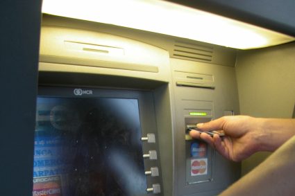 Atenție la apelurile false care pretind că provin de la BNR. Trei suspecți au fost surprinși în flagrant în București.