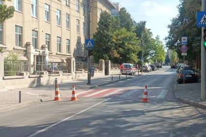 Avarie semnificativă de apă pe strada Clinicilor din Cluj-Napoca! Strada este complet închisă, singurele vehicule autorizate sunt ambulanțele.
