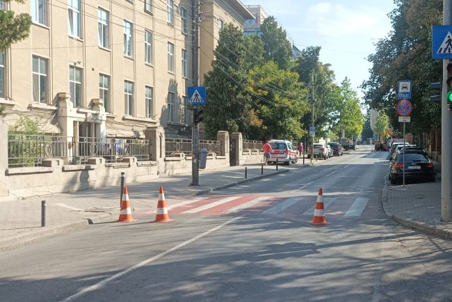 Avarie semificativa de ap pe strada Clinicilor din Cluj Napoca Strada este complet inchisa singurele vehicule autorizate sunt ambulantele