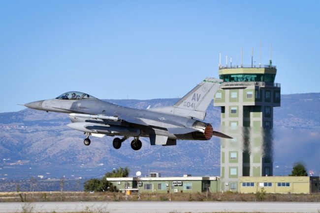 Avioanele F 16 din Polonia au interceptat un avion de recunoastere rusesc deasupra Marii Baltice