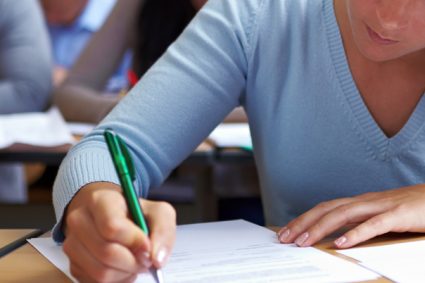 Bacalaureat 2026, sesiunea de toamnă: Peste 33.000 de candidați încep luni examenele scrise. Programul complet și regulile din sălile de examen.