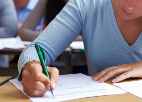 Bacalaureat 2026 sesiunea de toamna Peste 33 000 de candidati incep luni examenele scrise Programul complet si regulile din salile de examen