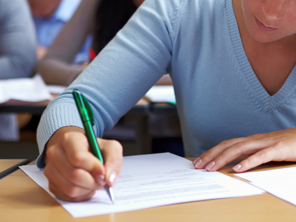 Bacalaureat 2026 sesiunea de toamna Peste 33 000 de candidati incep luni examenele scrise Programul complet si regulile din salile de
