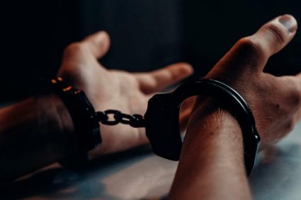 Bărbat din Suceava, reținut preventiv pentru agresiune sexuală asupra a 5 minori, pe care i-a înregistrat cu telefonul.