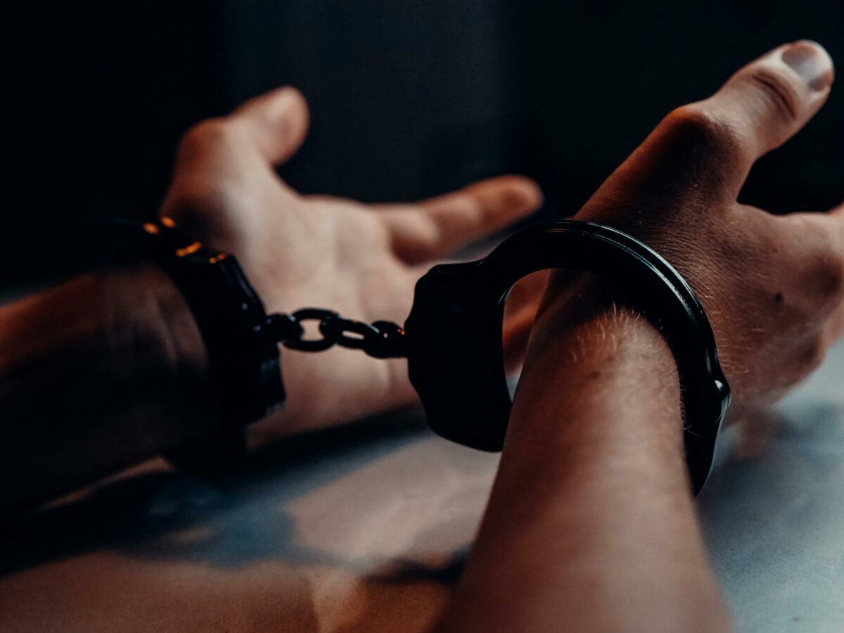 Barbat din Suceava retinut preventiv pentru agresiune sexuala asupra a 5 minori pe care i a inregistrat cu telefonul