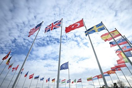 Bloomberg: SUA evaluează „loialitatea” aliaților NATO față de politicile lui Trump înainte de a diminua prezența militară în Europa.
