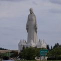 Cea mai inalta statuie a Fecioarei Maria din Europa a fost inaugurata cu ajutorul elicopterelor si petale de trandafiri