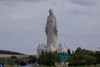Cea mai înaltă statuie a Fecioarei Maria din Europa a fost inaugurată cu ajutorul elicopterelor și petale de trandafiri.