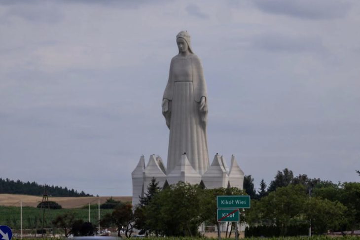 Cea mai inalta statuie a Fecioarei Maria din Europa a fost inaugurata cu ajutorul elicopterelor si petale de trandafiri
