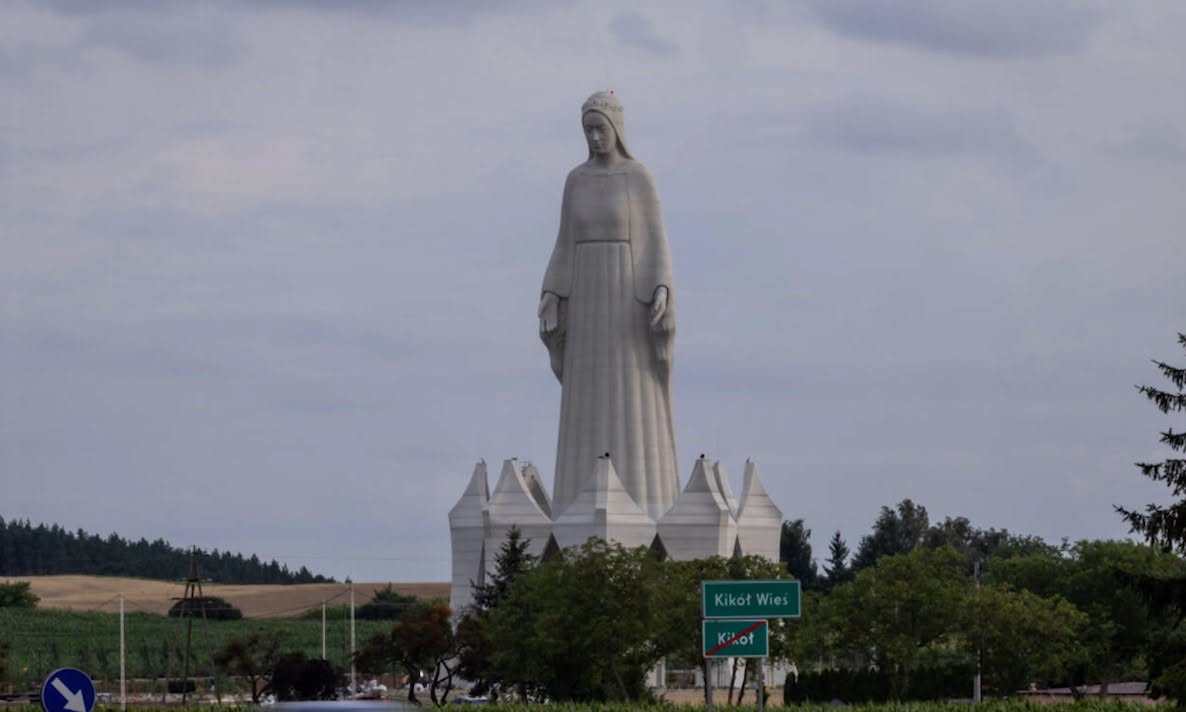 Cea mai inalta statuie a Fecioarei Maria din Europa a fost inaugurata cu ajutorul elicopterelor si petale de trandafiri