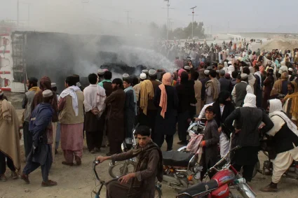 Cel puțin 14 persoane au murit într-un atac sinucigaș cu bombă la un miting în Pakistan.