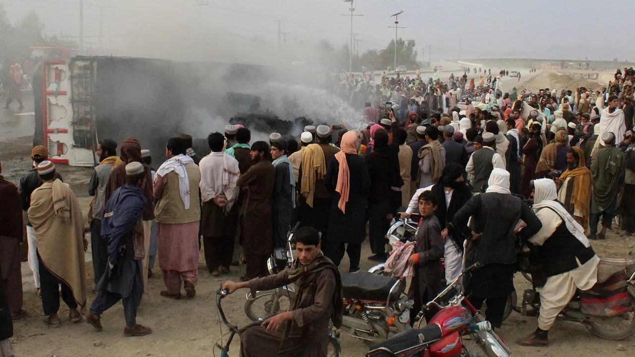 Cel puin 14 persoane au murit dintr un atac sinucigas cu bomba la un miting in Pakistan