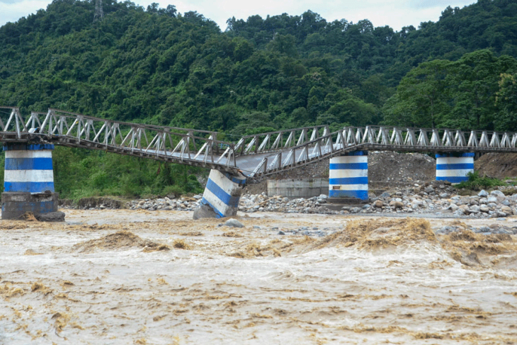 Cel pustiin 100 de persoane au murit in India in urma inundatiilor devastatoare