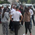 Cele sapte persoane care au atacat o ambulanta din cauza suspiciunii ca fura copii raman in arest Decizia este