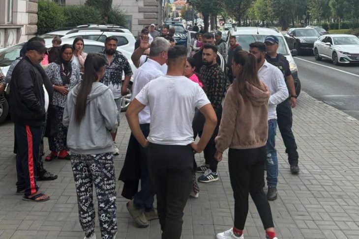 Cele sapte persoane care au atacat o ambulanta din cauza suspiciunii ca fura copii raman in arest Decizia este