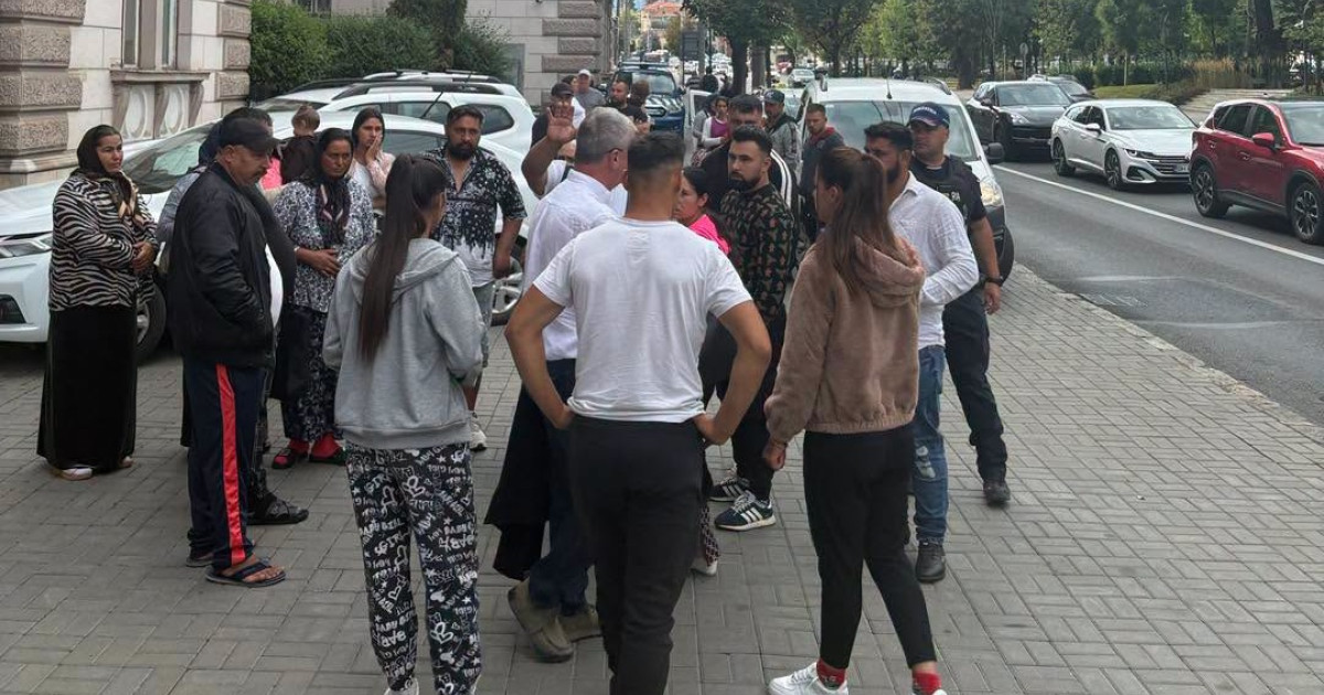 Cele sapte persoane care au atacat o ambulanta din cauza suspiciunii ca fura copii raman in arest Decizia este