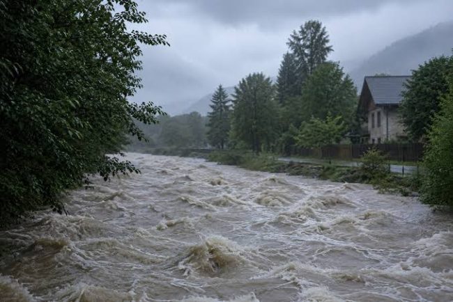 Cluj Napoca sub avertizare de cod galben de inundatii avertizarea va incepe joi la pranz hidrologii atentioneaza ca paraiile care de obicei sunt aproape secate ar putea sa se umple